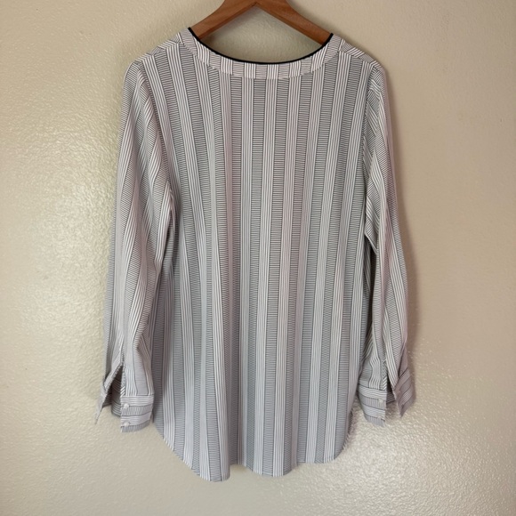❇️Ann Taylor Black and White Striped Blouse 2 for $22❇️ - Picture 3 of 3